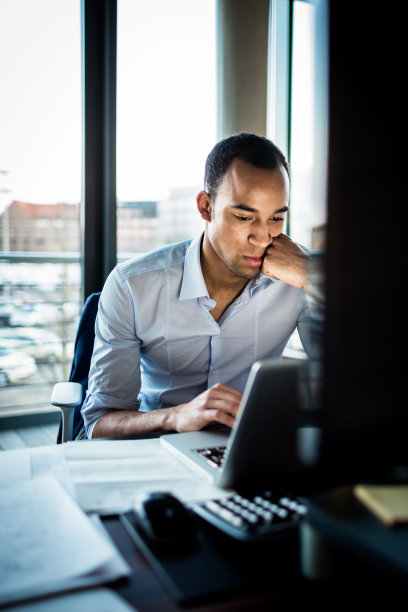 非洲商人工作到很晚图片下载