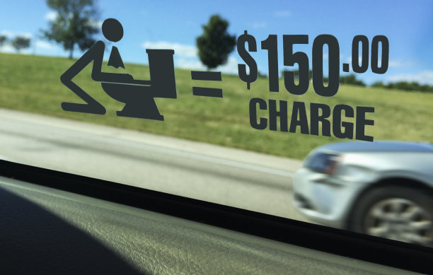 出租车上的呕吐清理费标志图片下载