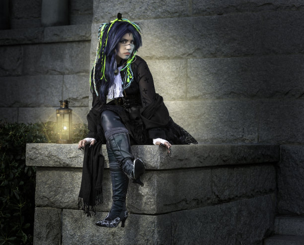 穿黑衣服，提灯笼的女孩图片下载