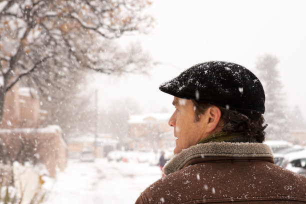 暴风雪中戴平帽的男子(特写)图片下载