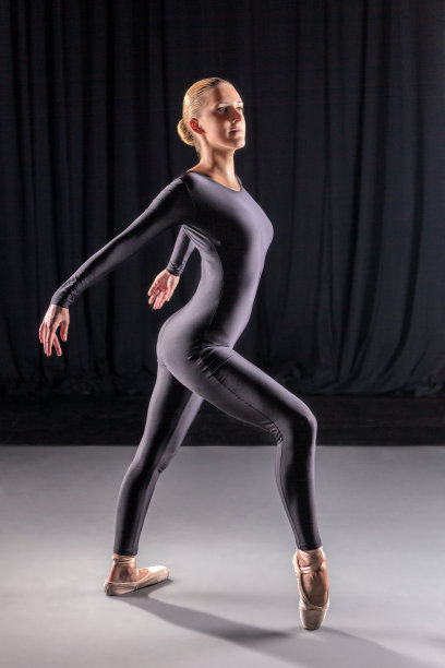 女孩跳舞图片下载