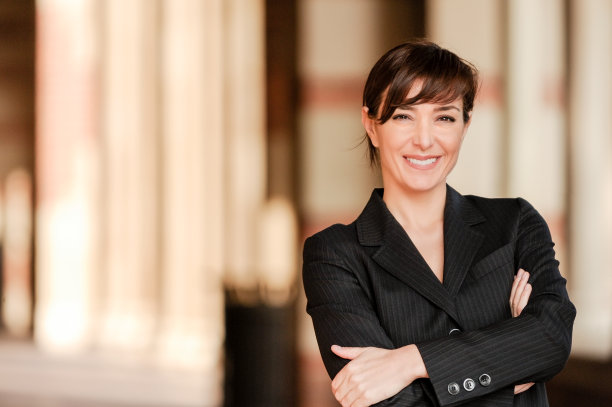 自信的女商人教授双臂交叉在校园里图片下载