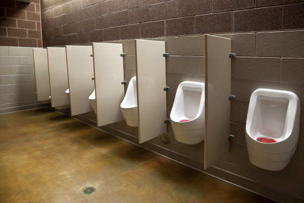 排小便池，公共浴室，混凝土地板，煤渣砖墙图片下载