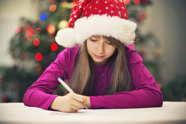 一个小女孩写信给圣诞老人的圣诞肖像图片下载