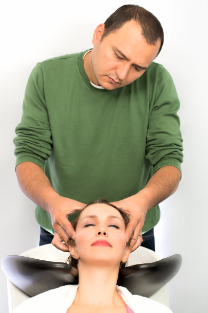 在理发店的漂亮女人图片下载