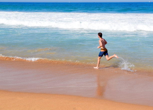 海滩慢跑者的远景图片下载