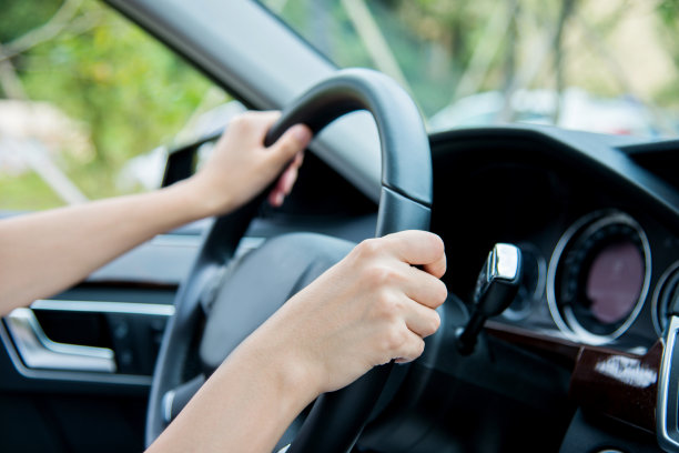 女人的手开车图片下载