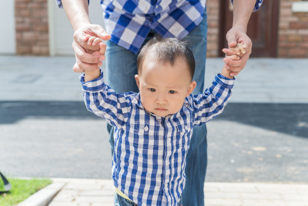 宝宝在学走路图片下载