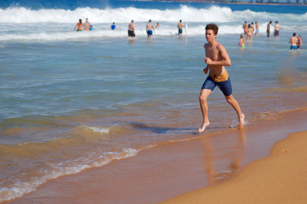 在海滩上慢跑图片下载