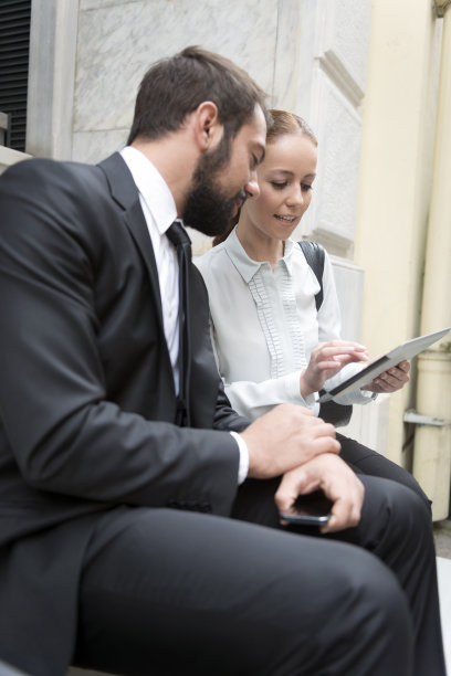 商业人士使用移动设备的肖像，Beyoglu，土耳其伊斯坦布尔图片下载