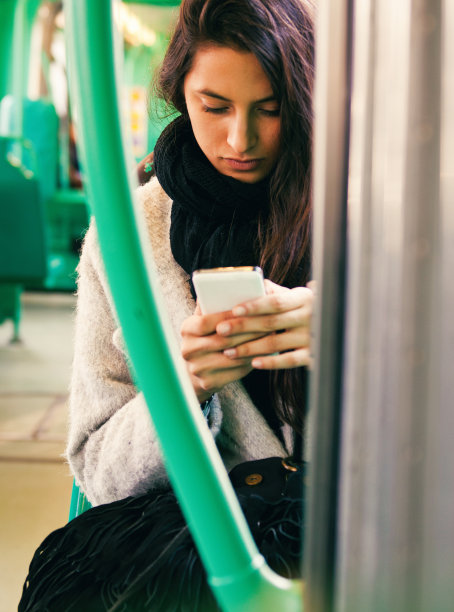 在公共汽车上使用电话。图片下载