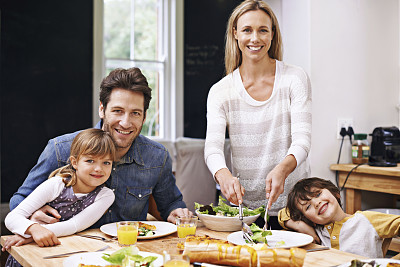 家庭晚餐时间到了!图片下载