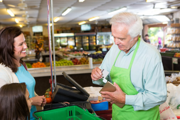 市场所有者使用数字平板电脑刷客户的信用卡图片下载