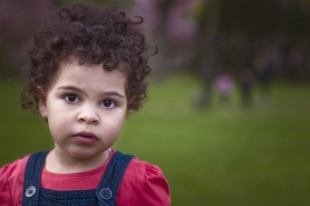 人物:小孩的特写(2-3)看起来很严肃。图片下载