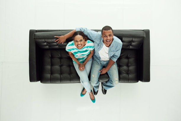 一对幸福的夫妇坐在沙发上图片下载