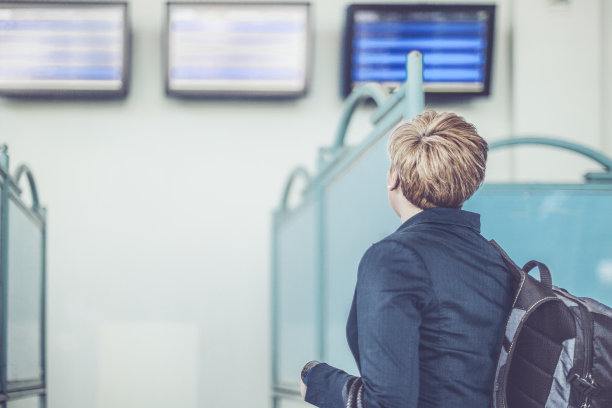 在火车站的女商人图片下载