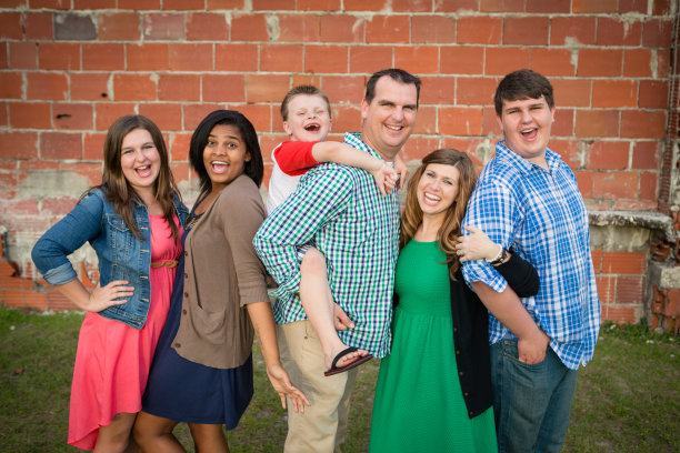 六人幸福家庭和养女图片下载