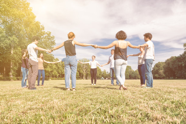 在阳光下的公园里手牵手的青少年图片下载