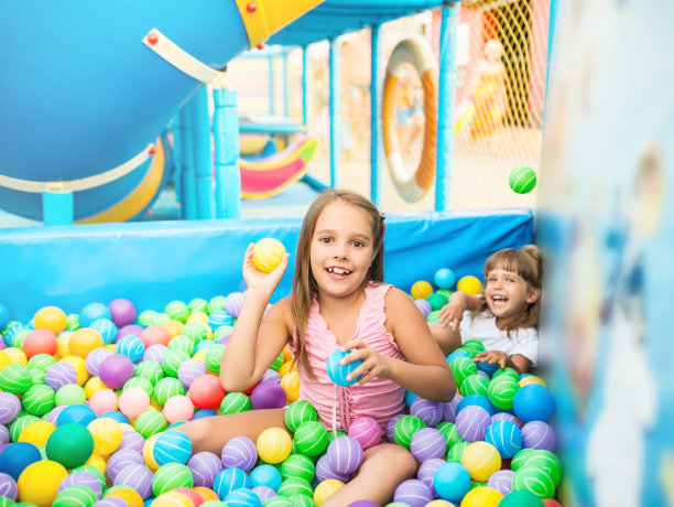球池里的女孩图片下载