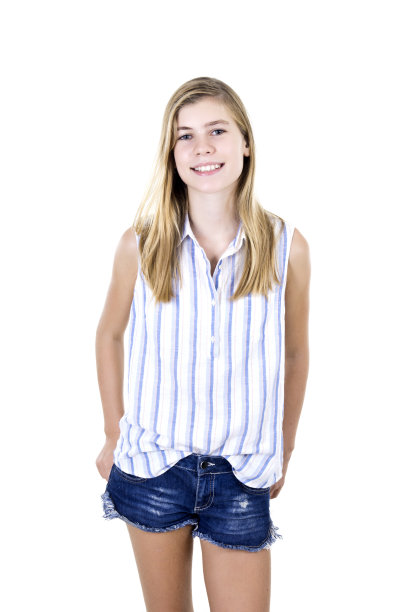 快乐的年轻女孩在白色的背景图片下载