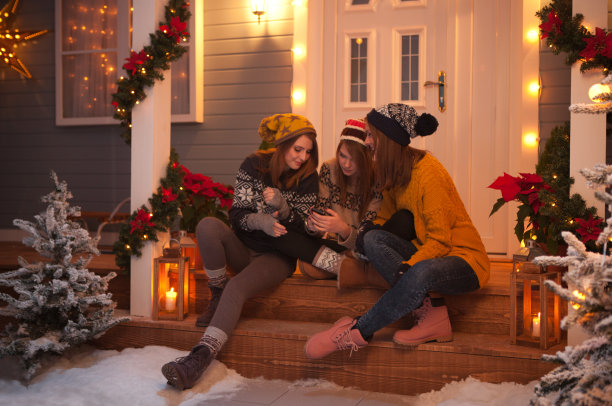 朋友们在户外玩。图片下载