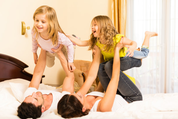 妈妈和爸爸和女儿玩图片下载