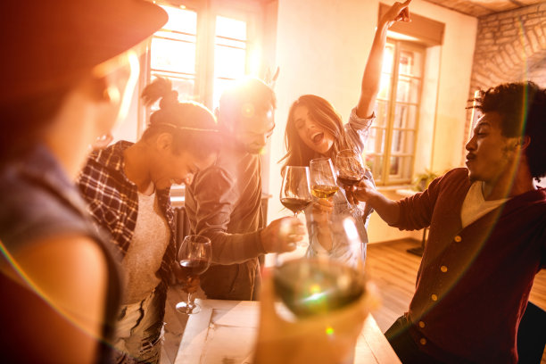 愉快的开始团队有一个聚会上的乐趣。素材图片