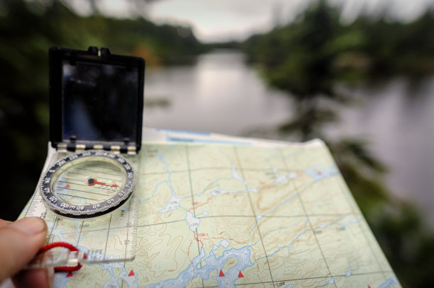 荒野中的地图和指南针图片下载