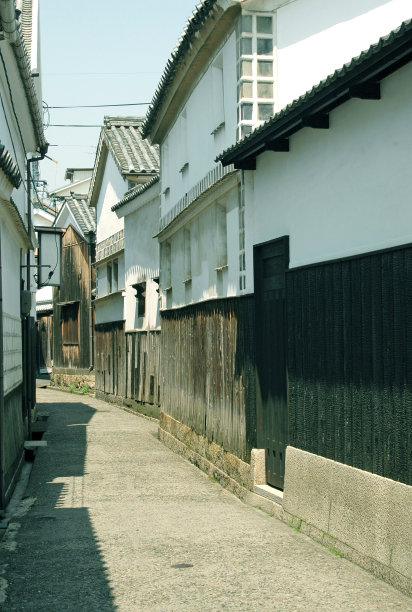 日本仓城的老房子之间的人行道图片下载