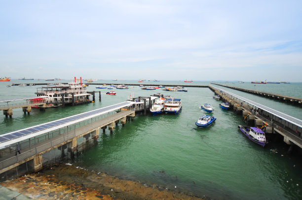 货船在新加坡港等候图片下载