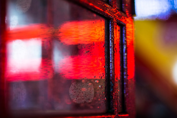 雨红电话亭图片下载