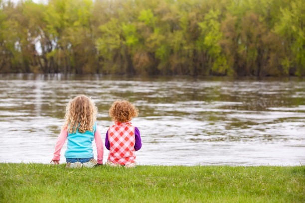 河岸上的两个女孩素材图片