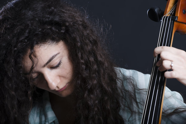 小女孩拉大提琴图片下载