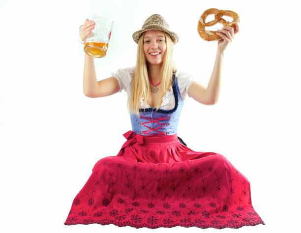 拿着啤酒杯的年轻女人图片下载