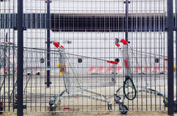 金属栅栏后面的购物车图片下载