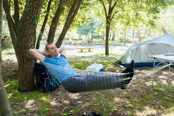 在吊床上休息的中年男子图片下载
