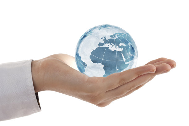 地球仪(欧洲视图)在女人的手里图片下载