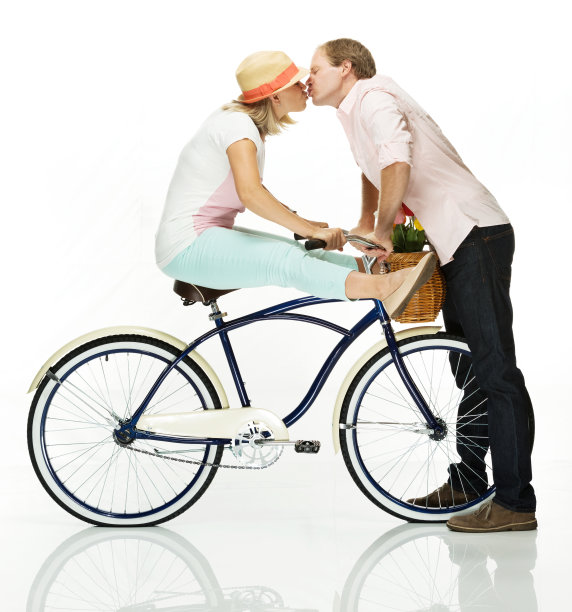 情侣接吻图片下载