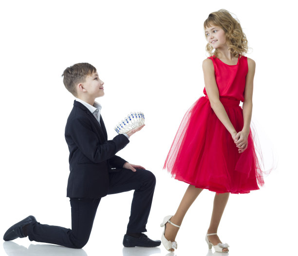 可爱的小女孩穿着红色连衣裙孤立图片下载