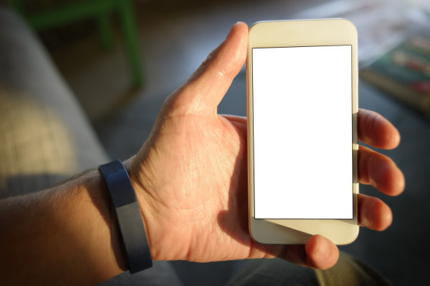 在日光不足的室内使用智能手机和活动跟踪器图片下载