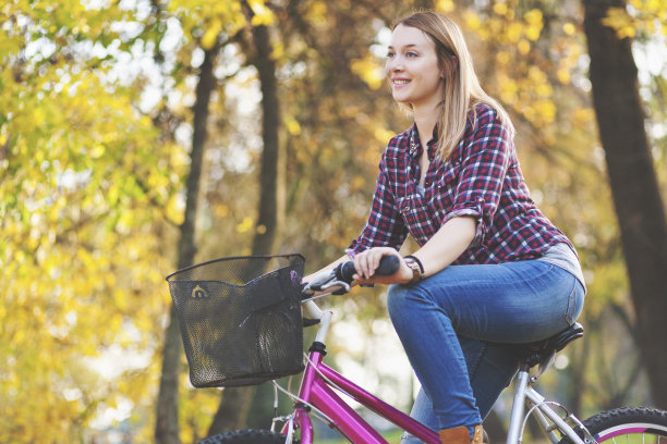 美丽的女孩在大自然中骑自行车图片下载