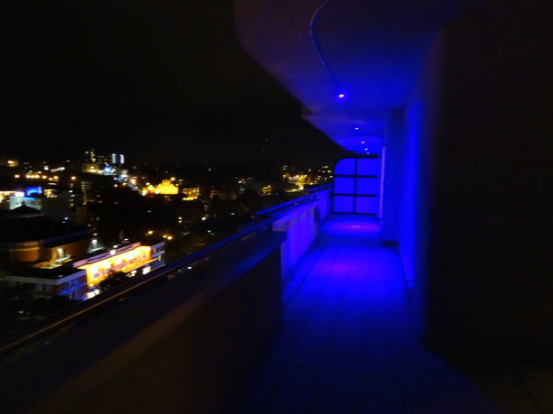 从阳台上俯瞰伯恩茅斯海滨的夜景图片下载