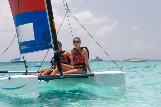 在美国圣·约翰，一对微笑的夫妇正在享受一艘双体船的航行图片下载