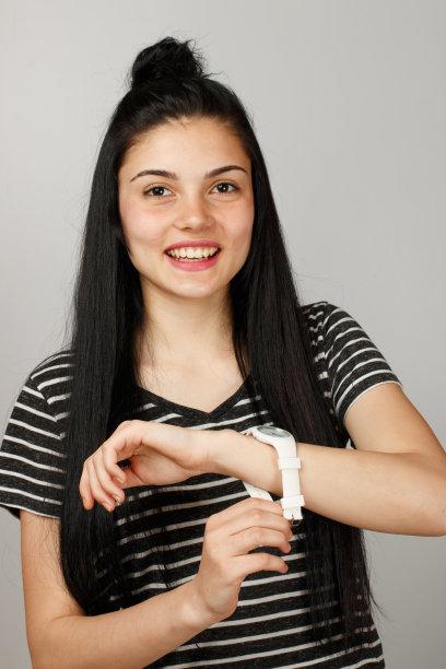 带手表的年轻女孩图片下载