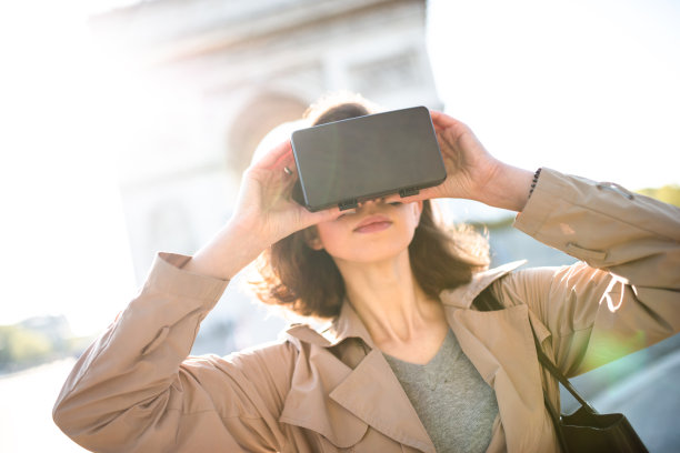 一名女子在地铁站内使用虚拟现实模拟器图片下载