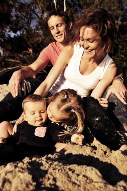 海滩上的快乐家庭图片下载