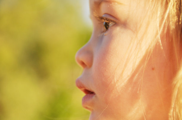 侧面的可爱的小女孩看图片下载