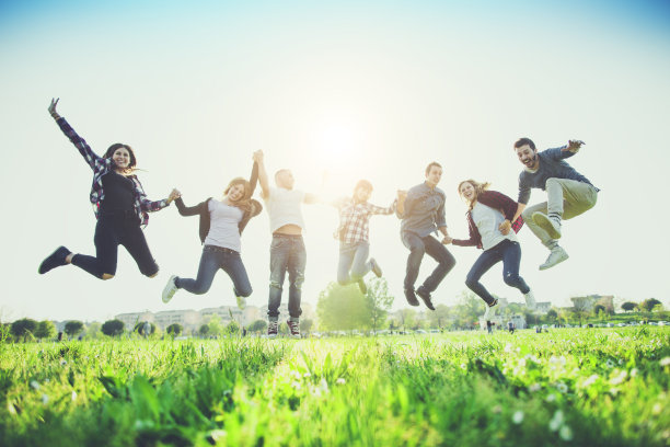 朋友们举起手臂一起跳图片下载