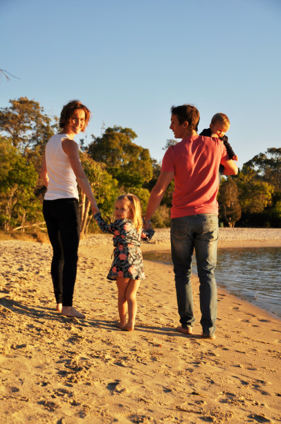 一家人在海滩上散步。图片下载