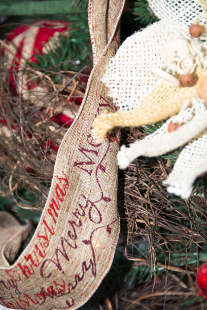 圣诞树上的圣诞丝带装饰图片下载